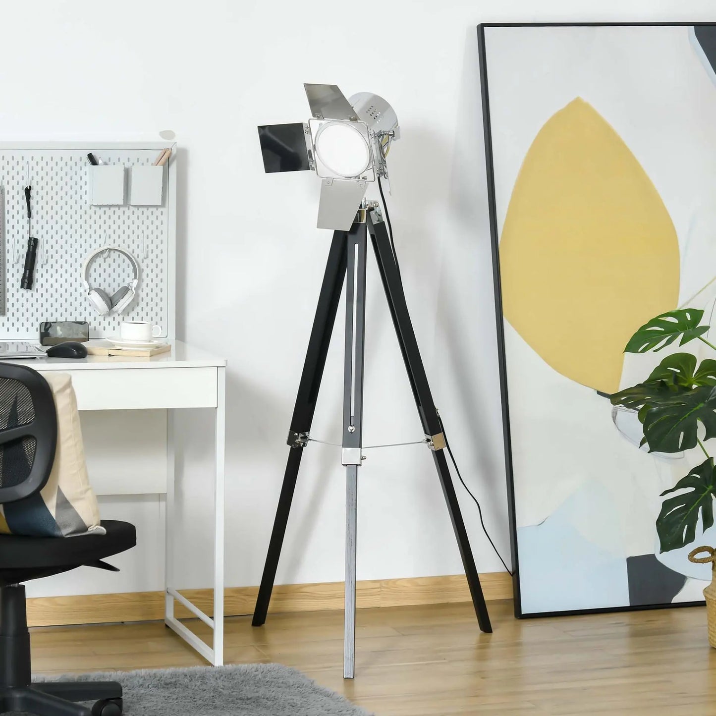Industrial Tripod Floor Lamp. Londecor