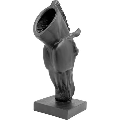 The artificial stone sculpture gives the impression that it could neigh at any moment, especially after indulging in the gently undulating water. It's not just equestrians who find themselves instinctively reaching out to stroke the noble black horse's he