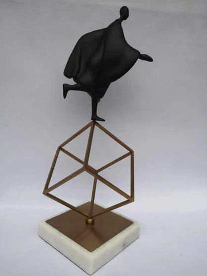 Metal cast figure ornament Londecor